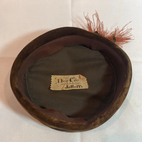 Antique 1920s Elegant Brown Velvet Beret with Feather and  display picture 3